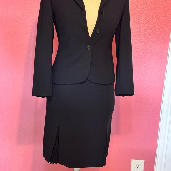 Ann Taylor Black Blazer with Notched Lapels and Fitted Silhouette - Picture 1 of 13